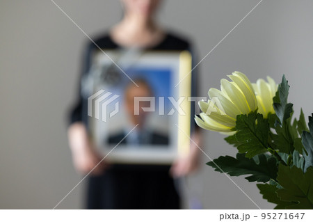 葬儀イメージ　遺影 95271647