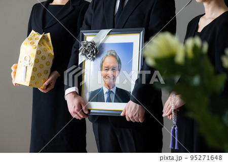 葬儀イメージ　遺影 95271648