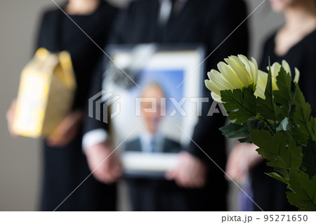 葬儀イメージ　遺影 95271650