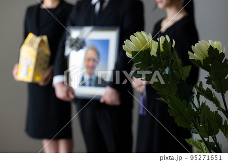 葬儀イメージ　遺影 95271651