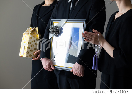 葬儀イメージ　遺影 95271653