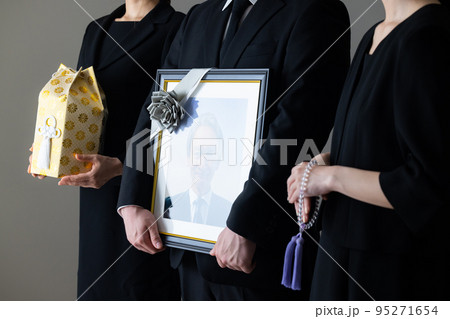 葬儀イメージ　遺影 95271654