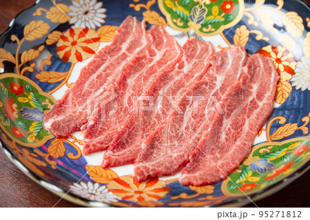 和柄のお皿に乗ったお肉（ツラミ） 95271812