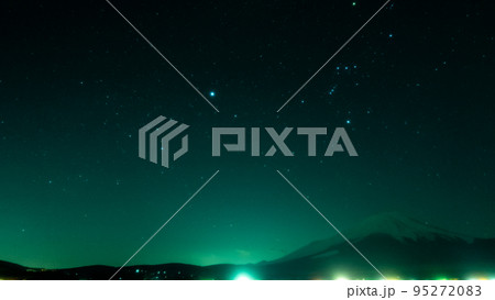 エメラルドグリーンに輝く光とオリオン座 95272083