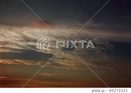 夕焼けの空はキレイであり物悲しくて、雲の形で様々な表情を見せてくれる 95272225