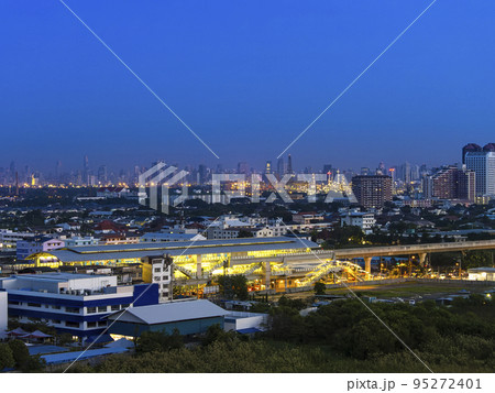 タイ・早朝のバンコク中心部高層ビル群遠景 / Bangkok, Thailand  95272401