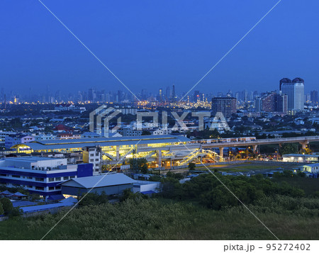 タイ・早朝のバンコク中心部高層ビル群遠景 / Bangkok, Thailand  95272402