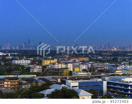 タイ・早朝のバンコク中心部高層ビル群遠景 / Bangkok, Thailand  95272403
