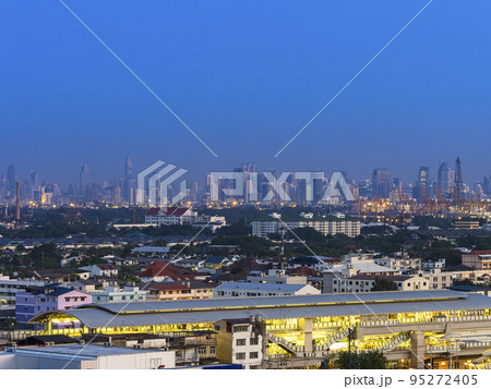 タイ・早朝のバンコク中心部高層ビル群遠景 / Bangkok, Thailand  95272405