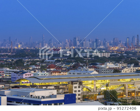 タイ・早朝のバンコク中心部高層ビル群遠景 / Bangkok, Thailand  95272406