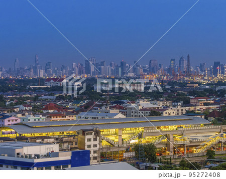 タイ・早朝のバンコク中心部高層ビル群遠景 / Bangkok, Thailand  95272408