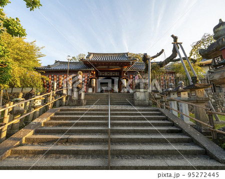 早朝の氷室神社四脚門 95272445