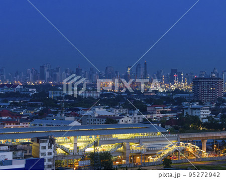 タイ・早朝のバンコク中心部高層ビル群遠景 / Bangkok, Thailand  95272942
