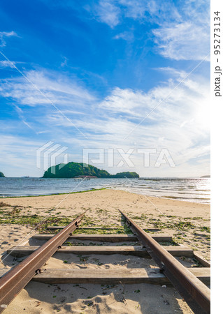 東幡豆海岸のトンボロ、前島へ続く一本道〈愛知県西尾市〉 95273134