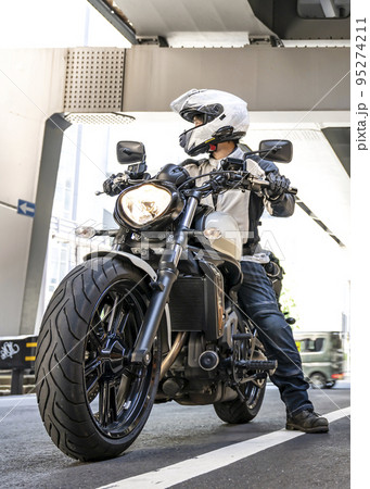 クルーザーバイクと男性ライダー　東京 95274211