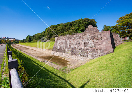 金沢城　整備中のいもり堀と鯉喉櫓台 95274463