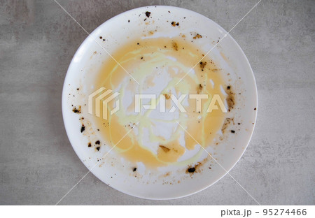 Fat on a dirty white plate after eating. Dish cleaner, anti-grease, dish care. Close-up 95274466