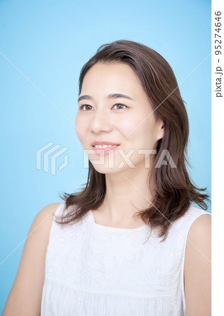 若い女性のポートレートとブルーバック 95274646