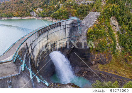 （富山県）秋の黒部ダム・観光放水 95275009