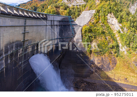 (富山県)秋の黒部ダム・観光放水 (富山県)秋の黒部ダム・観光放水 95275011