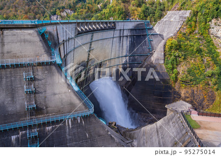 （富山県）秋の黒部ダム・観光放水 95275014