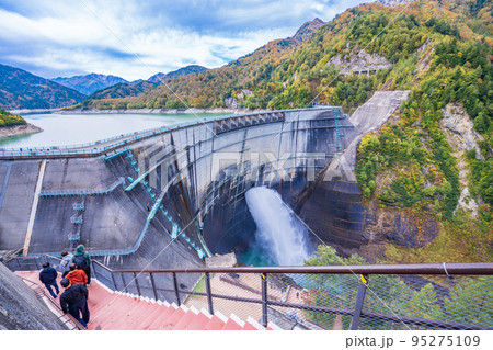 （富山県）秋の黒部ダム・観光放水 95275109