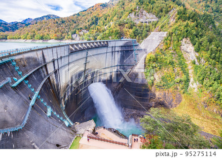 (富山県)秋の黒部ダム・観光放水 (富山県)秋の黒部ダム・観光放水 95275114