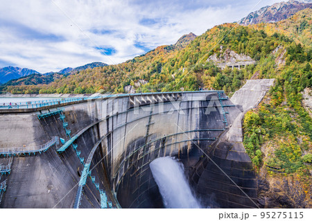 (富山県)秋の黒部ダム・観光放水 (富山県)秋の黒部ダム・観光放水 95275115