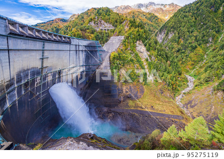 (富山県)秋の黒部ダム・観光放水 (富山県)秋の黒部ダム・観光放水 95275119