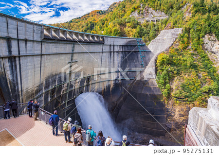 （富山県）秋の黒部ダム・観光放水 95275131