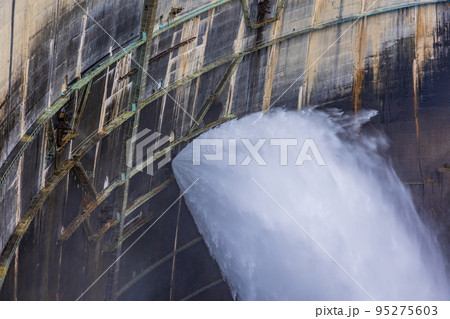 （富山県）黒部ダム・大迫力の観光放水（アップ） 95275603