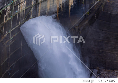 （富山県）黒部ダム・大迫力の観光放水（アップ） 95275605