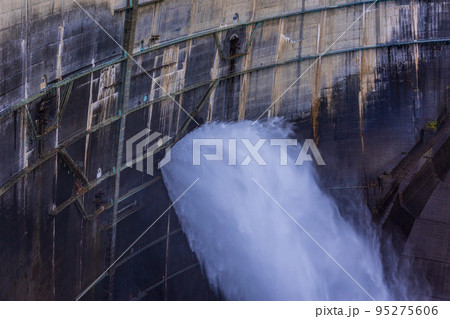 (富山県)黒部ダム・大迫力の観光放水(アップ) (富山県)黒部ダム・大迫力の観光放水(アップ) 95275606