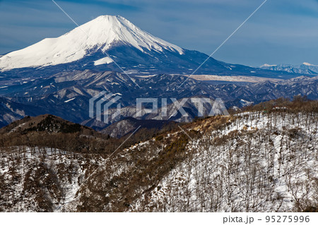 冬の丹沢山地・鍋割山と富士山 95275996
