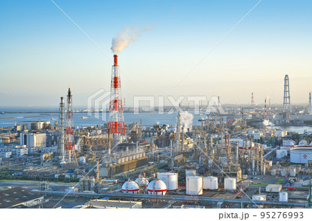 【四日市港ポートビル 展望台からの風景 (夕刻) (四日市コンビナート)】 三重県四日市市霞 95276993