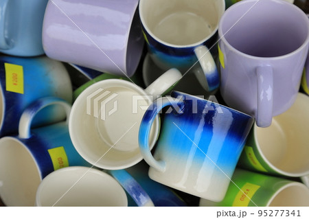 売りもののカップが無造作に入れられた素材　陶器店の店先 95277341