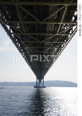 明石海峡大橋、真下から。 95277397