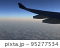 機上の夜明け 95277534