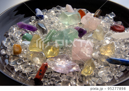 カラフル　パワーストーン　背景 95277898