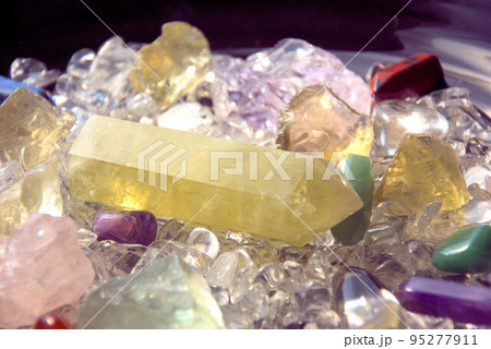 カラフル　パワーストーン　背景 95277911