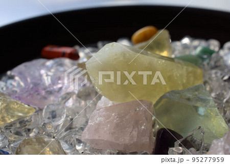 カラフル　パワーストーン　背景 95277959