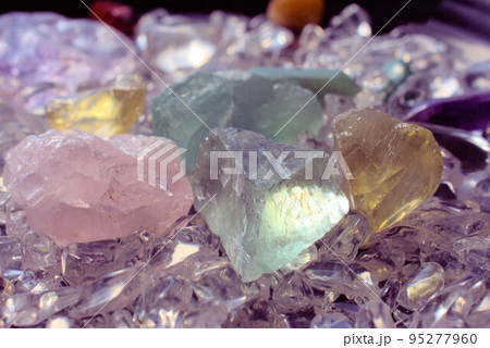 カラフル　パワーストーン　背景 95277960