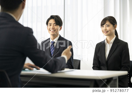 面接を受ける男女の学生 就活イメージ 面接を受ける男女の学生 就活イメージ 95278077