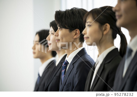 スーツを着た若い男女の横顔 就活生・フレッシャーズイメージ スーツを着た若い男女の横顔 就活生・フレッシャーズイメージ 95278232