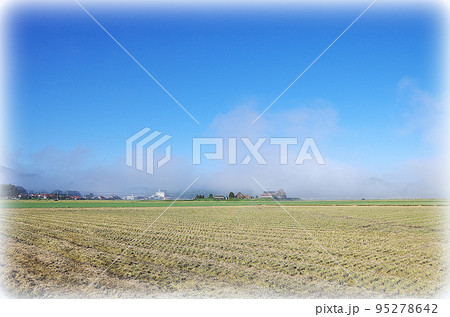 朝の霧が晴れつつある田園の風景(イラスト風) 朝の霧が晴れつつある田園の風景(イラスト風) 95278642