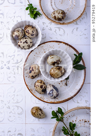 Bowl with quail eggs on light background 95279419