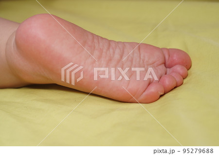 裸足 はだし 素足 95279688