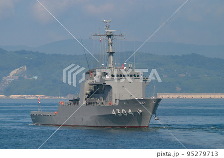 出港する海上自衛隊の艦艇 95279713