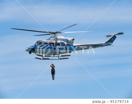 救助訓練中の海上保安庁のヘリコプター 95279714