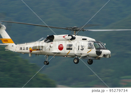 飛行する海上自衛隊の哨戒ヘリコプター 飛行する海上自衛隊の哨戒ヘリコプター 95279734